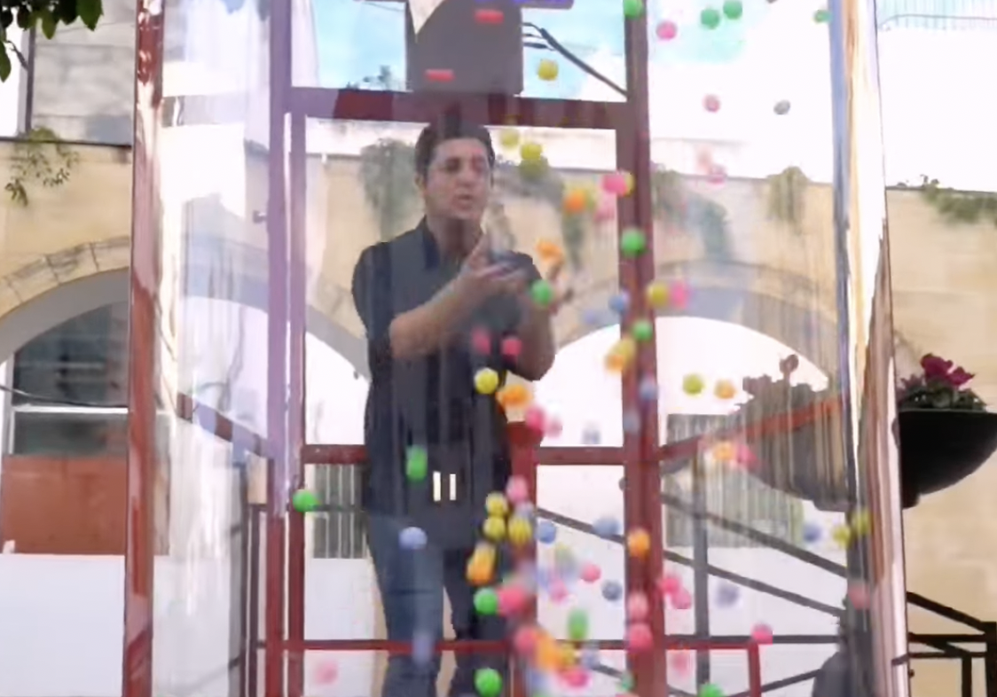 Así es el atrapabolas de la Navidad para conseguir regalos en Chiclana.