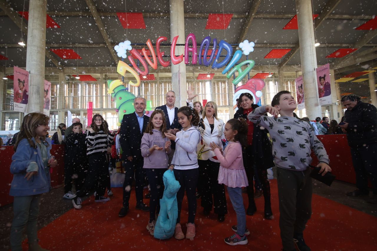 Un momento de la inauguración de Juvelandia, este lunes, con la presencia de la alcaldesa Mamen Sánchez y del presidente de Diputación de Cádiz, Juan Carlos Ruiz Boix.