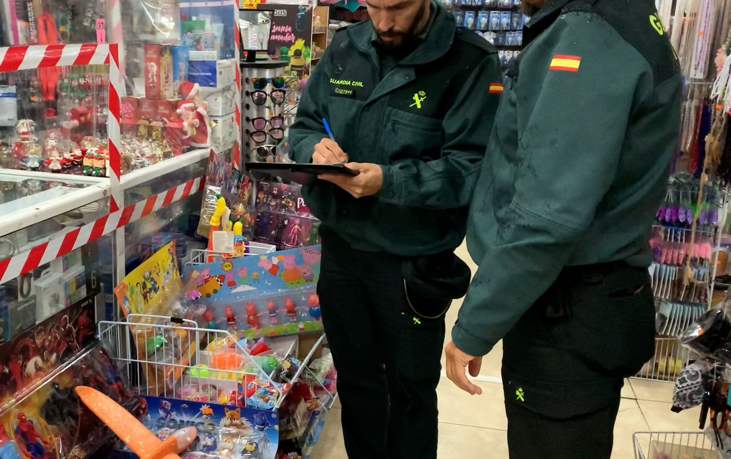 Agentes de Guardia Civil, inspeccionando comercios que venden petardos.