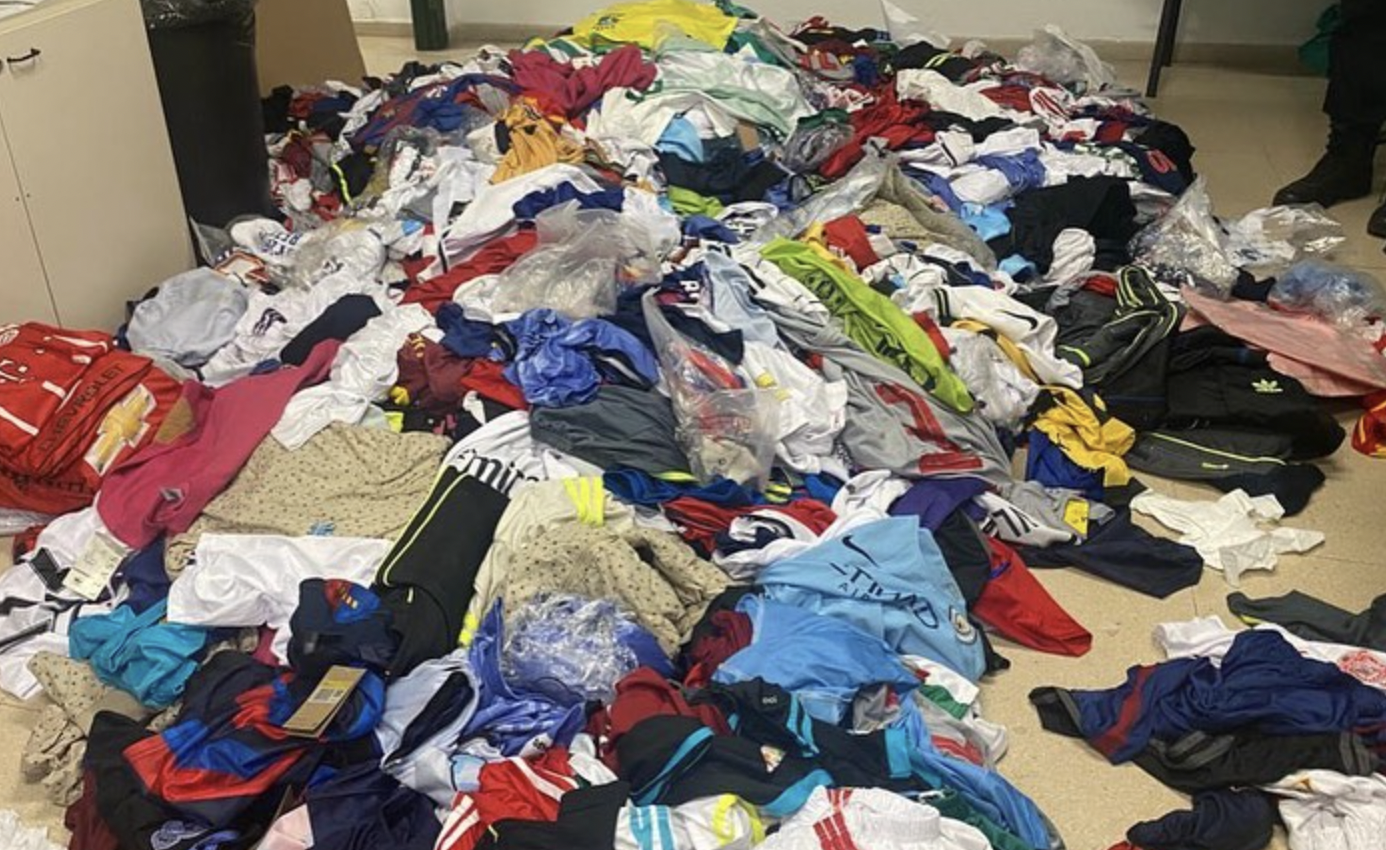 Prendas deportivas intervenidas en Granada que iban a ser vendidas en mercadillos de Sevilla cuando un conductor se puso nervioso cuando la Policía va a ayudarle.