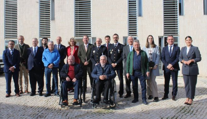 El alcalde y miembros del gobierno de El Cuervo, con los premiados.