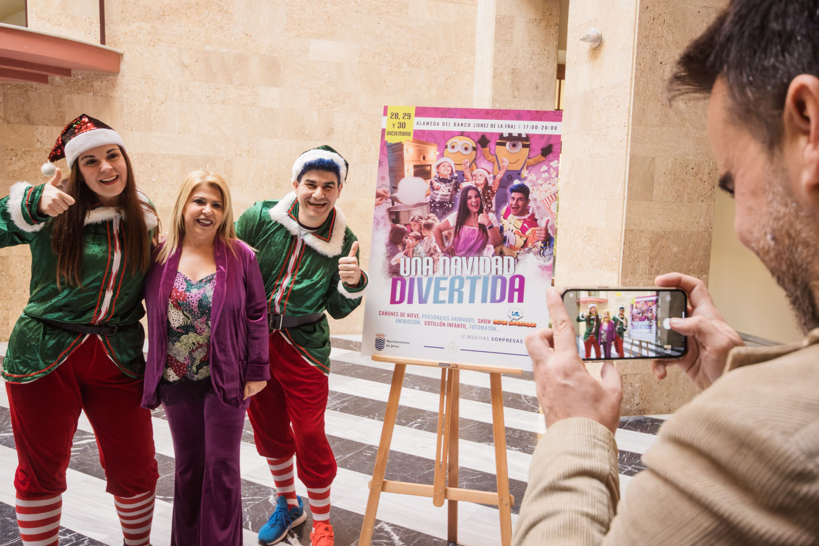 Chiqui y Libi junto a la alcaldesa durante la presentación de la Navidad Divertida. 
