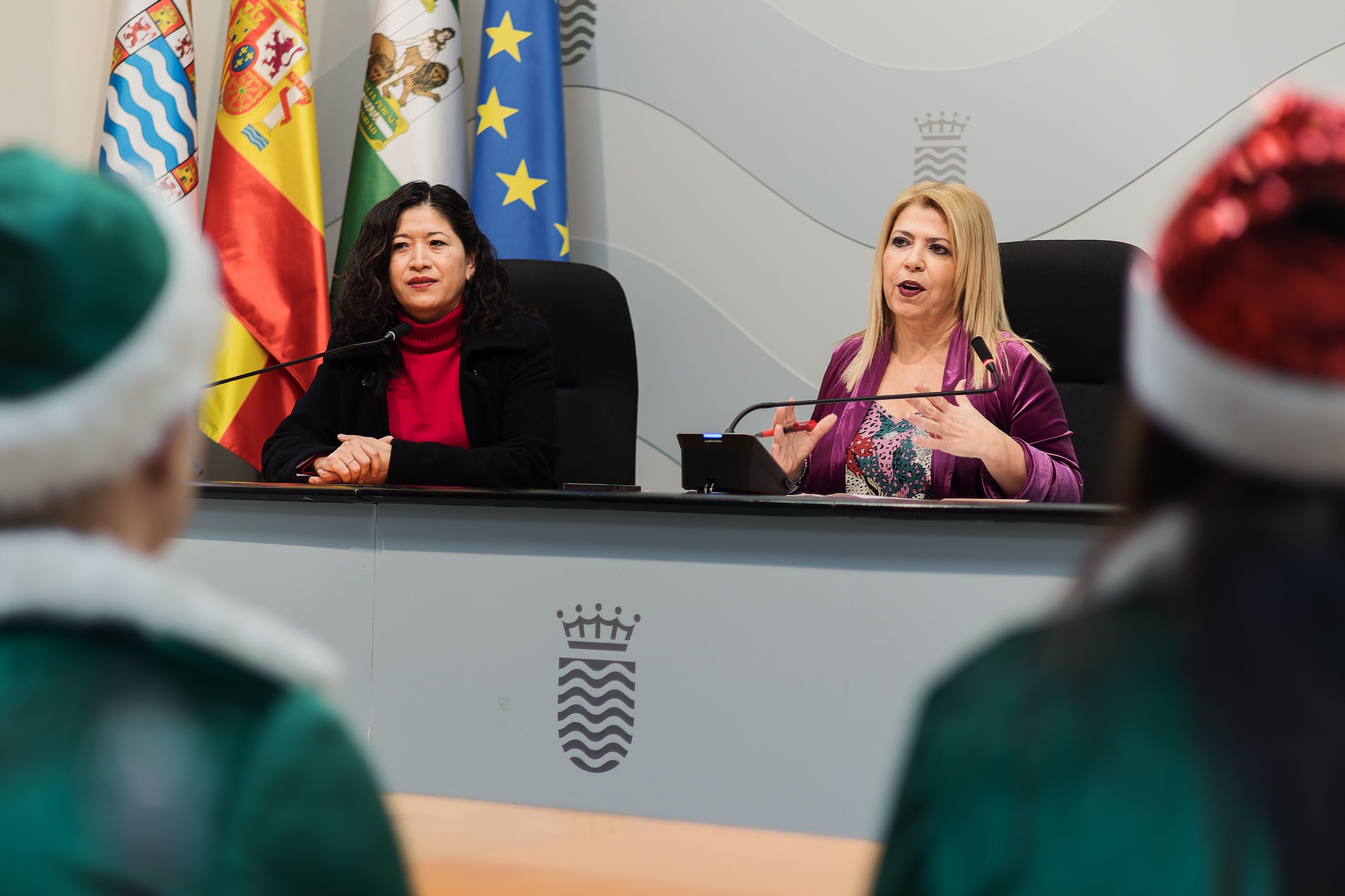 La alcaldesa durante la comparecencia ante los medios eón la que estuvieron los youtubers Chiqui y Libi.