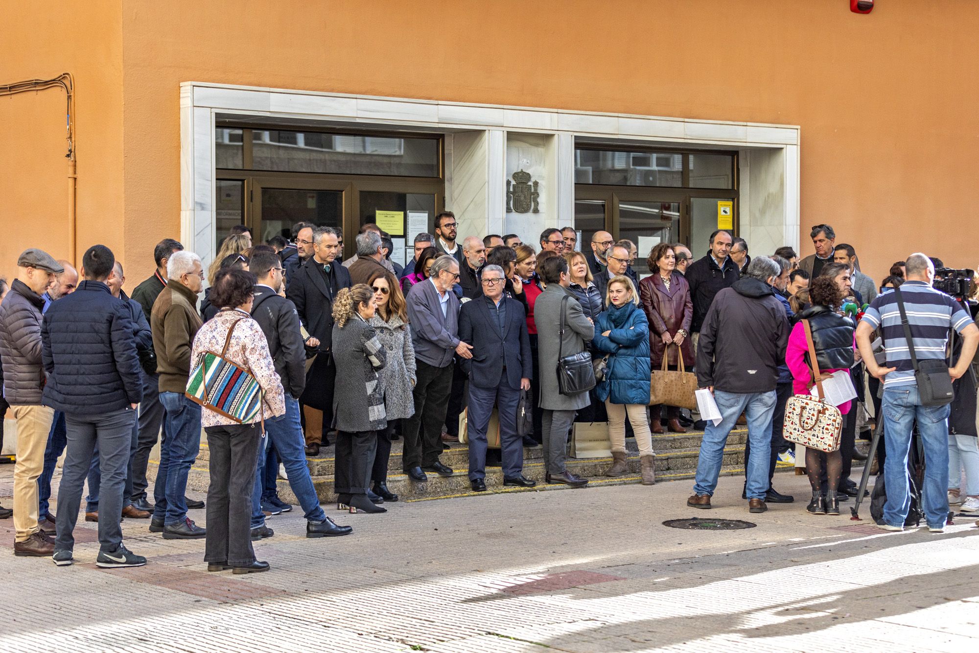Concentración ante la sede.