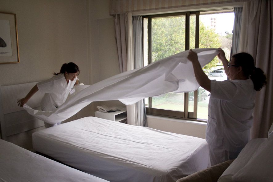 Camareras de piso en un hotel, en una imagen de archivo previa a la pandemia.