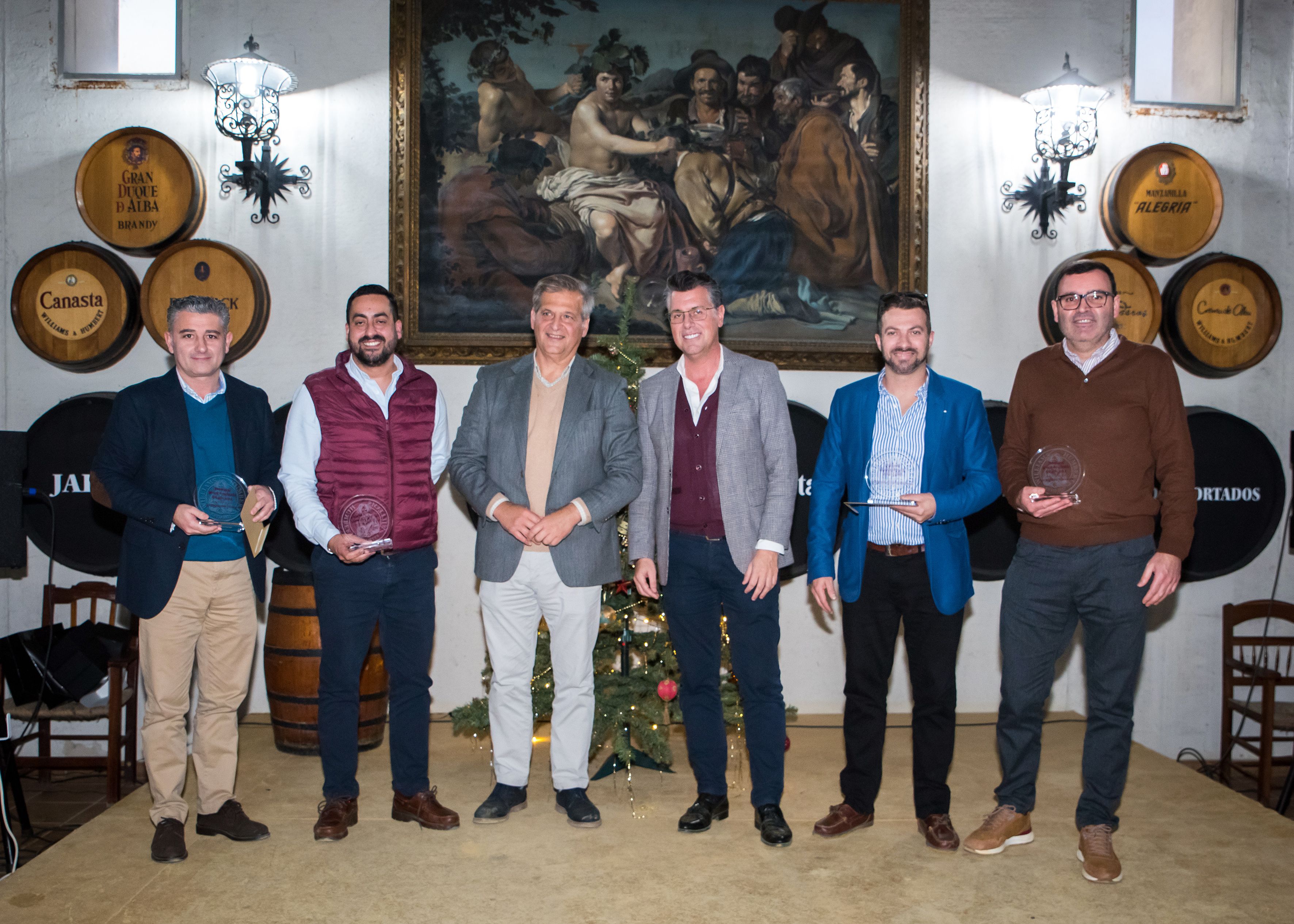 Los galardonados en la primera edición de los premios al Empleado del Año, junto al director general de Williams & Humbert, Jesús Medina y el director de Recursos Humanos de la Bodega, Juan Jesús García Parra.