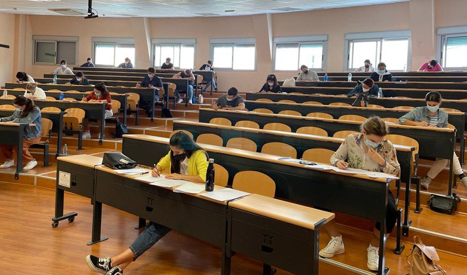 Personas se examinan para acceder a una Oferta de Empleo Público.