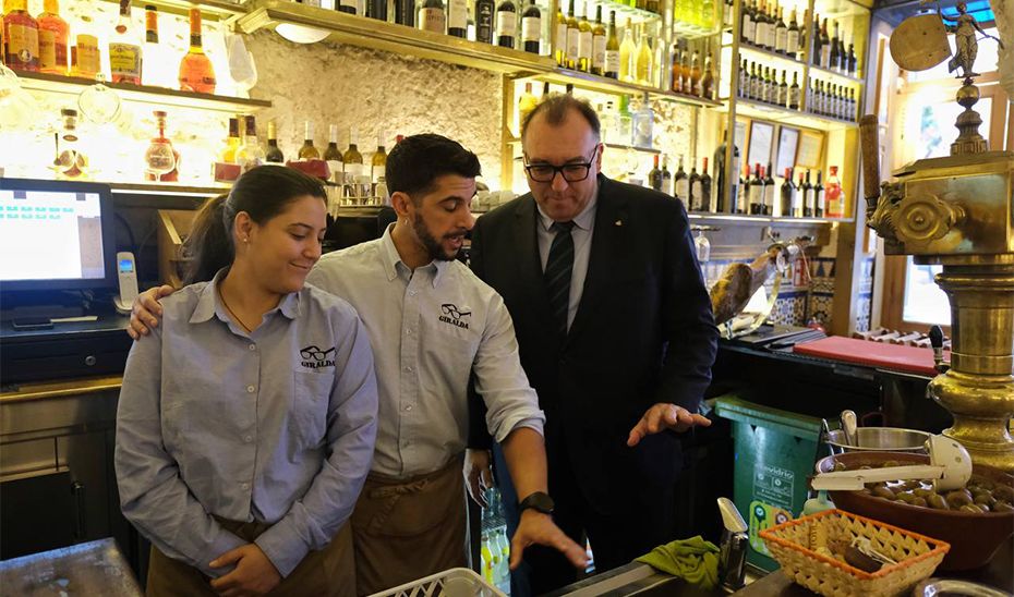 El consejero de Turismo Arturo Bernal, en un bar de Andalucía.