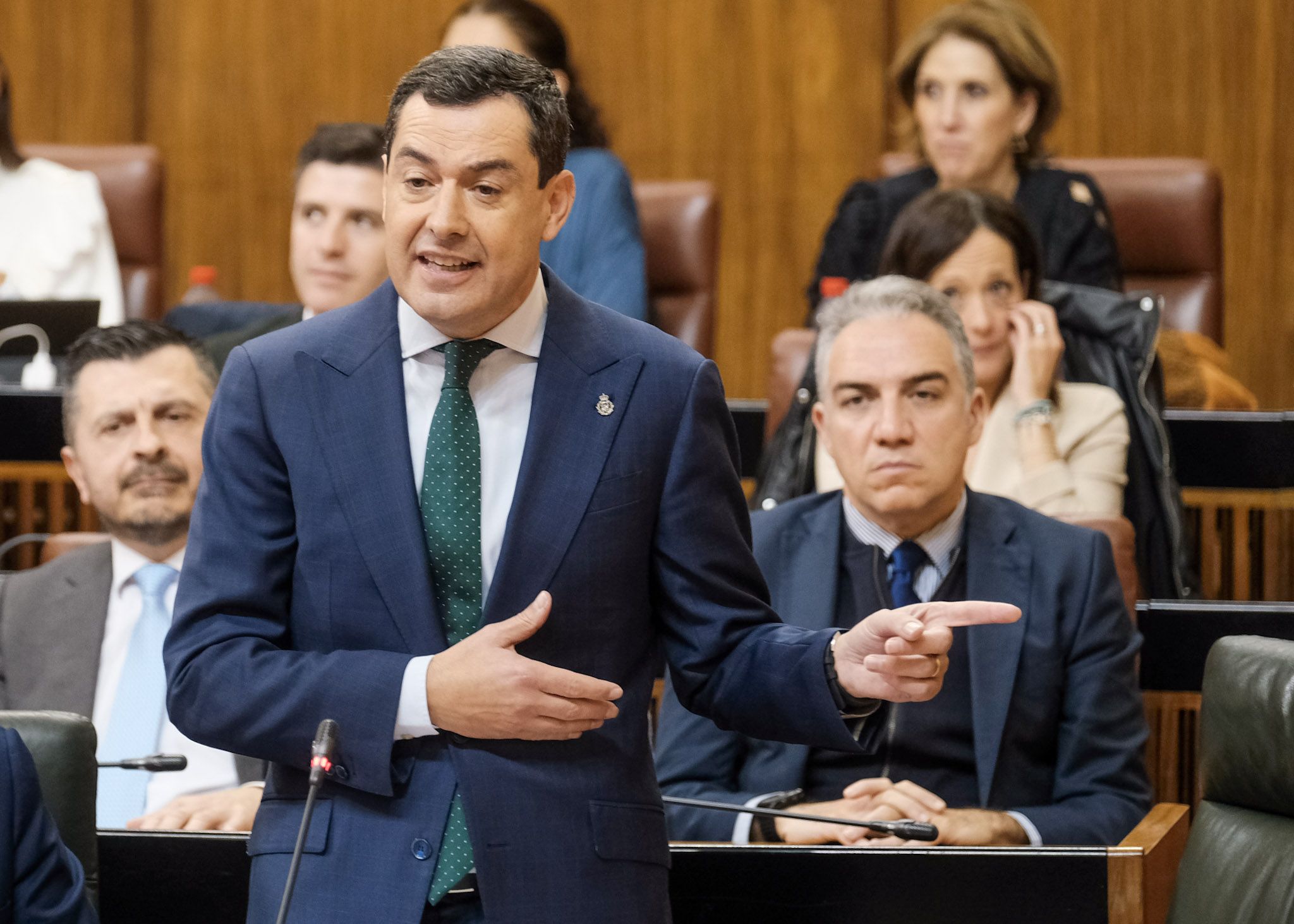El presidente de la Junta, Juanma Moreno, en el Parlamento.