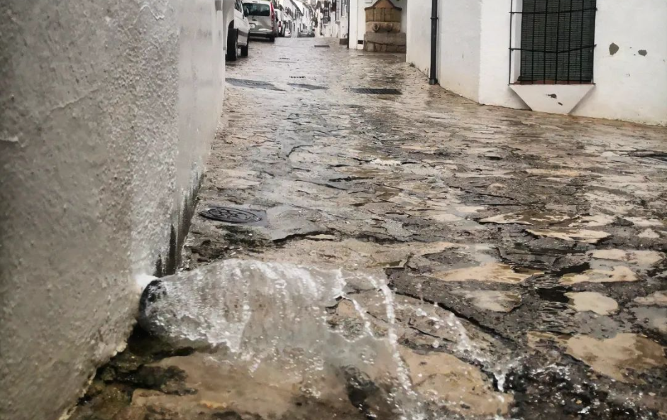 Imagen de un desagüe en Grazalema. Los embalses de Andalucía llegan casi al 30% de su capacidad total tras las últimas lluvias registradas.