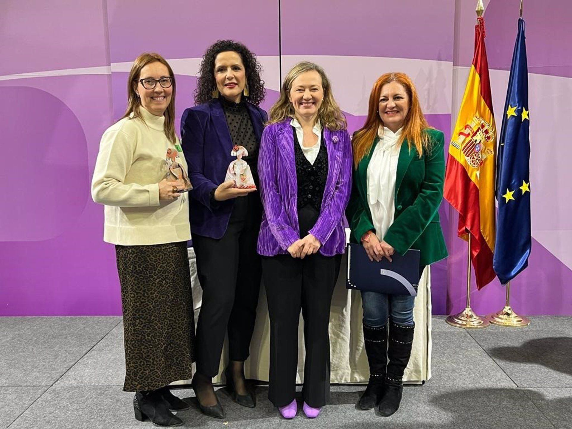 Imagen de la entrega del premio de buenas prácticas contra la violencia de género a las impulsoras de la iniciativa la iniciativa 'Construyendo barrios violeta'.