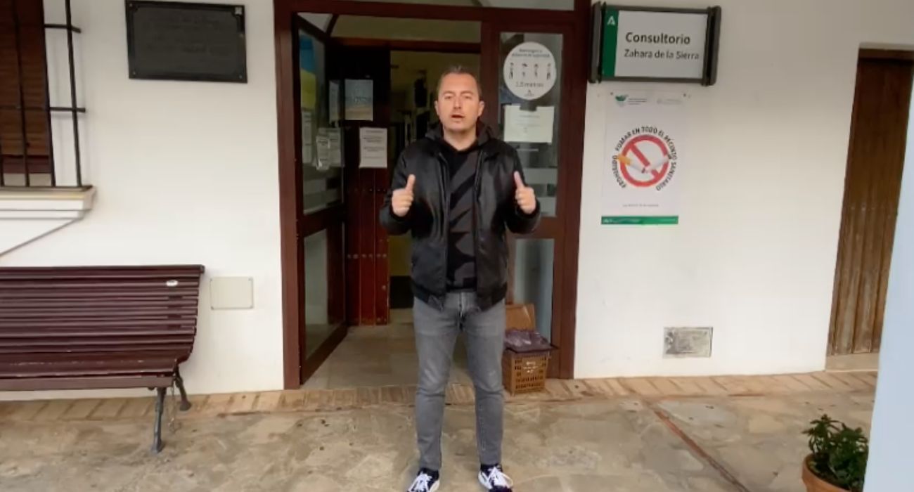 El alcalde de Zahara de la Sierra, Santiago Galván, a las puertas del consultorio médico.