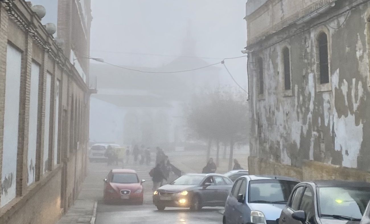 Una mañana de intensa niebla fuerza dos cancelaciones de vuelos en el Aeropuerto de Jerez. En la imagen, una zona del centro de Jerez este miércoles por la mañana.