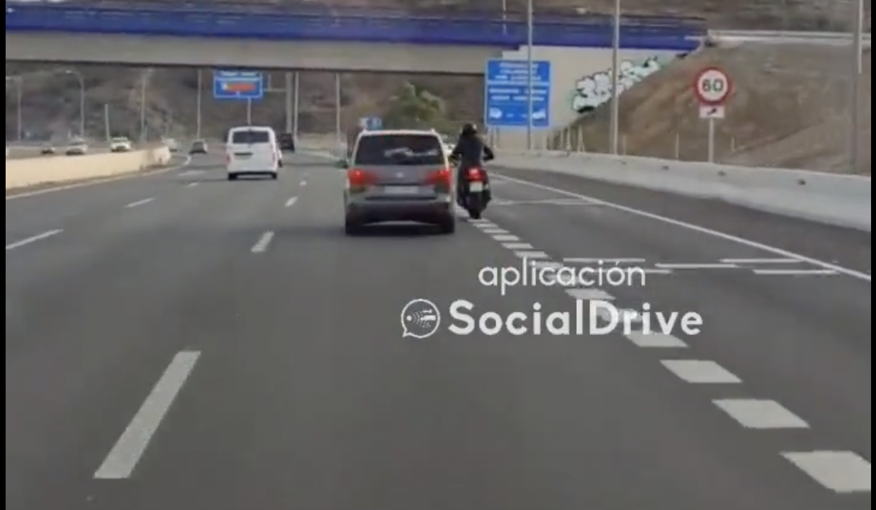 Imagen del coche tratando de echar de la carretera a la moto en la A-7 de Málaga.