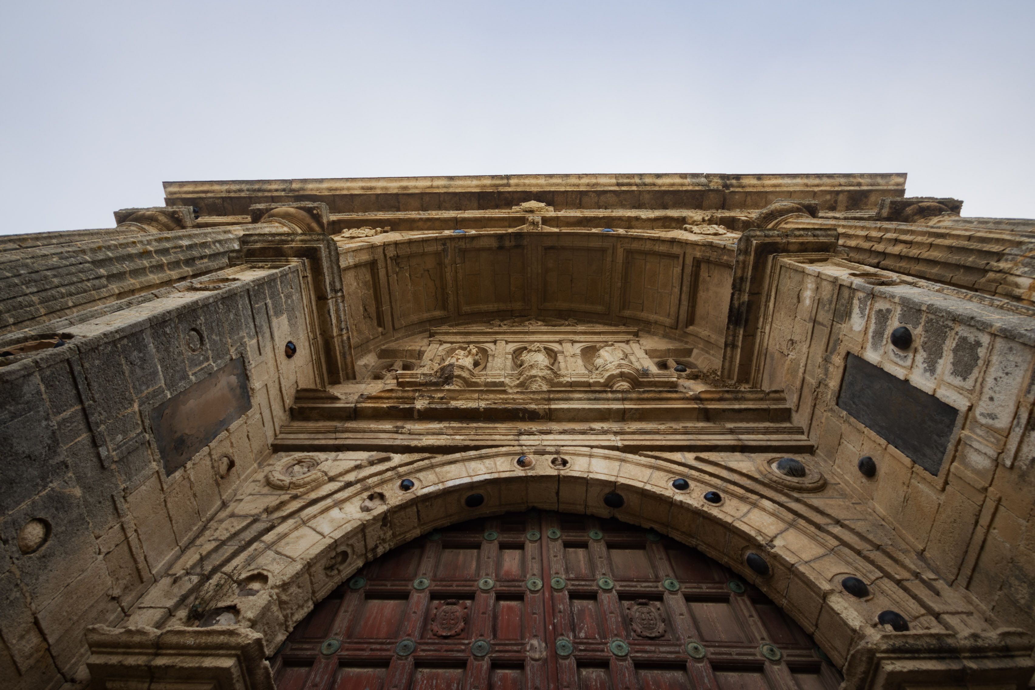 Vista de la parte superior del pórtico de entrada al monasterio de la Cartuja en Jerez, en una imagen reciente.