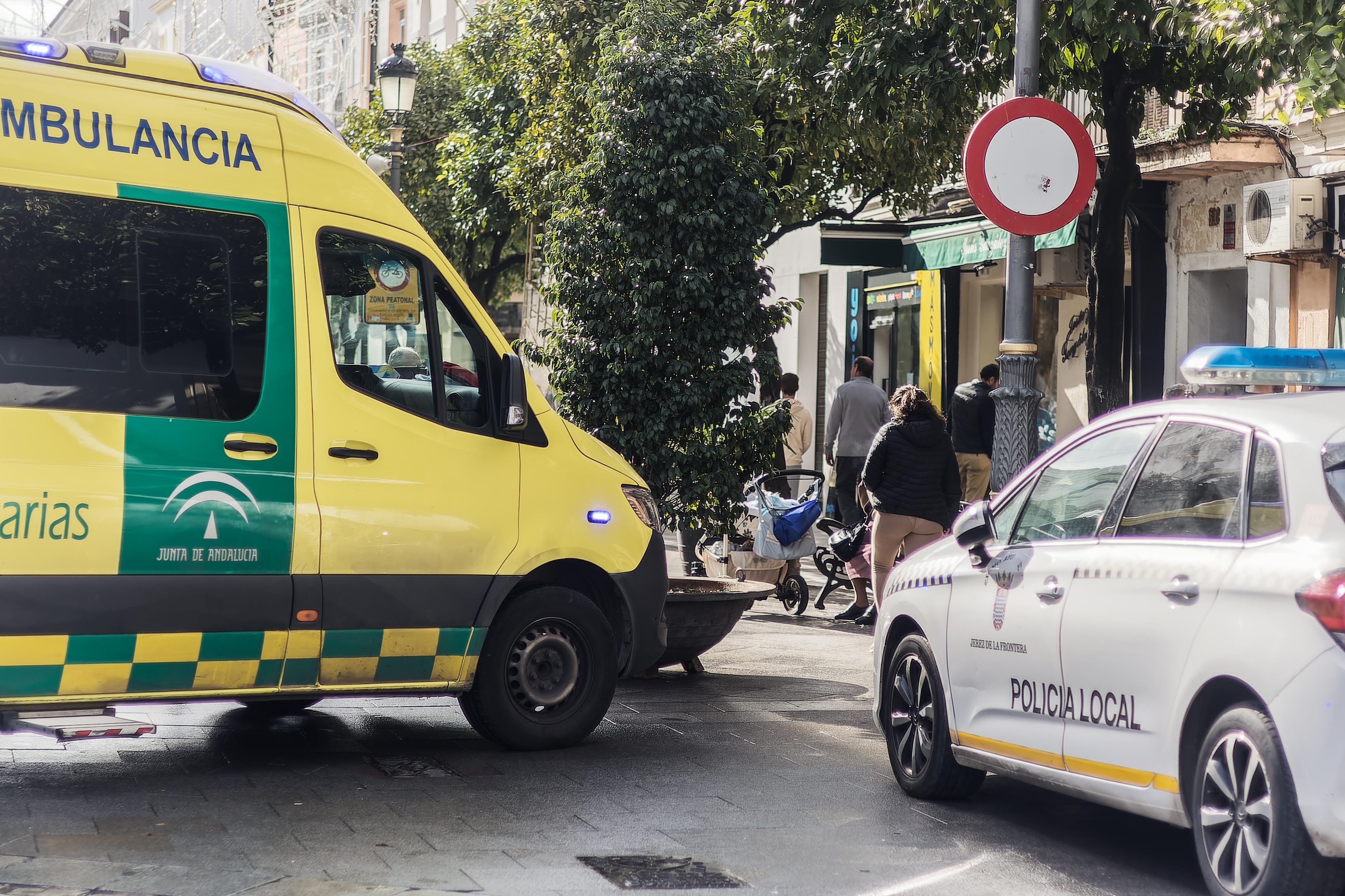 Vehículo de Emergencias y otro de la Policía Local en el centro de Jerez, en una imagen reciente.