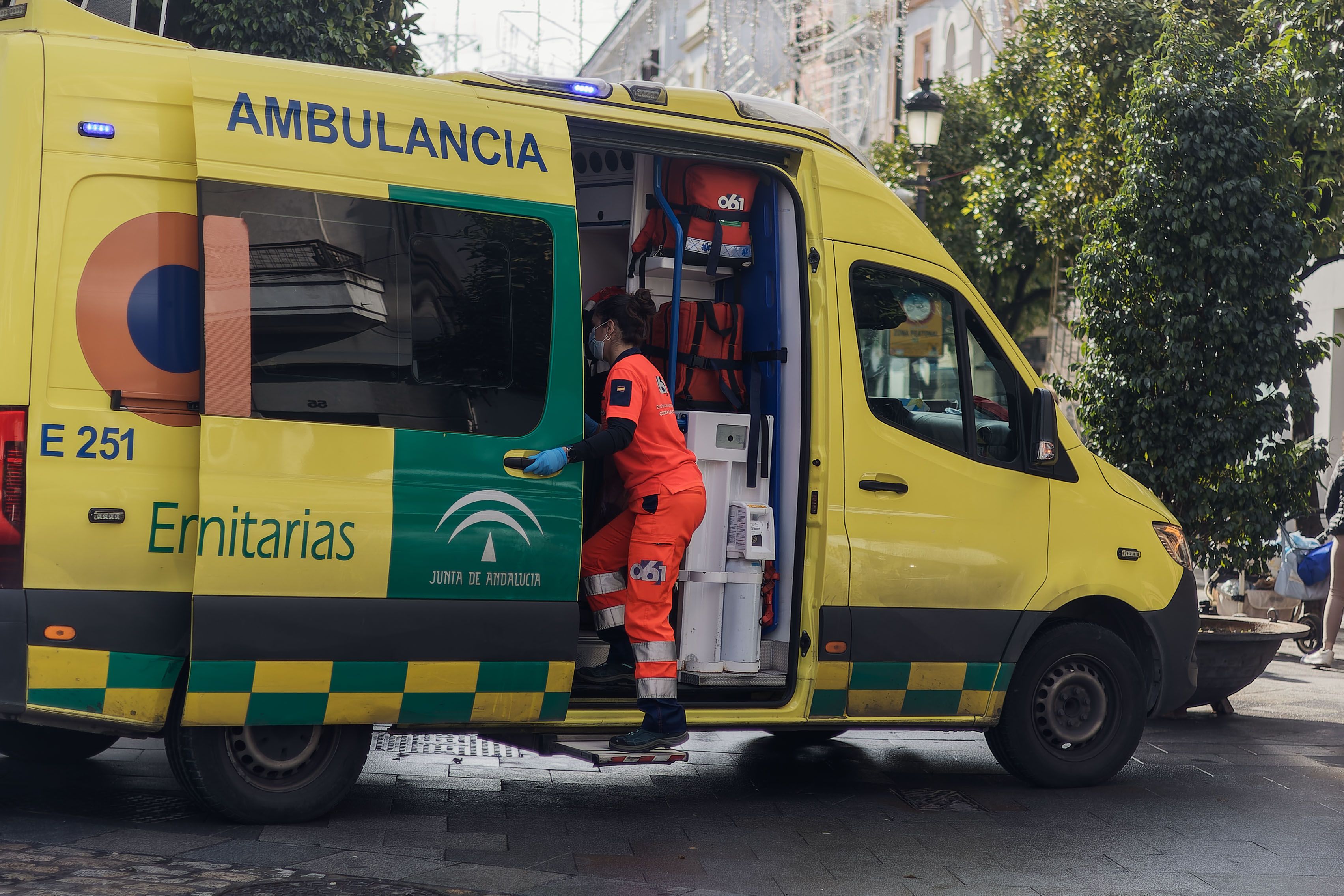 Un ambulancia del servicio de emergencias sanitarias de la Junta de Andalucía. "Muere un niño atropellado por un camión que transportaba bombonas de butano en Níjar"