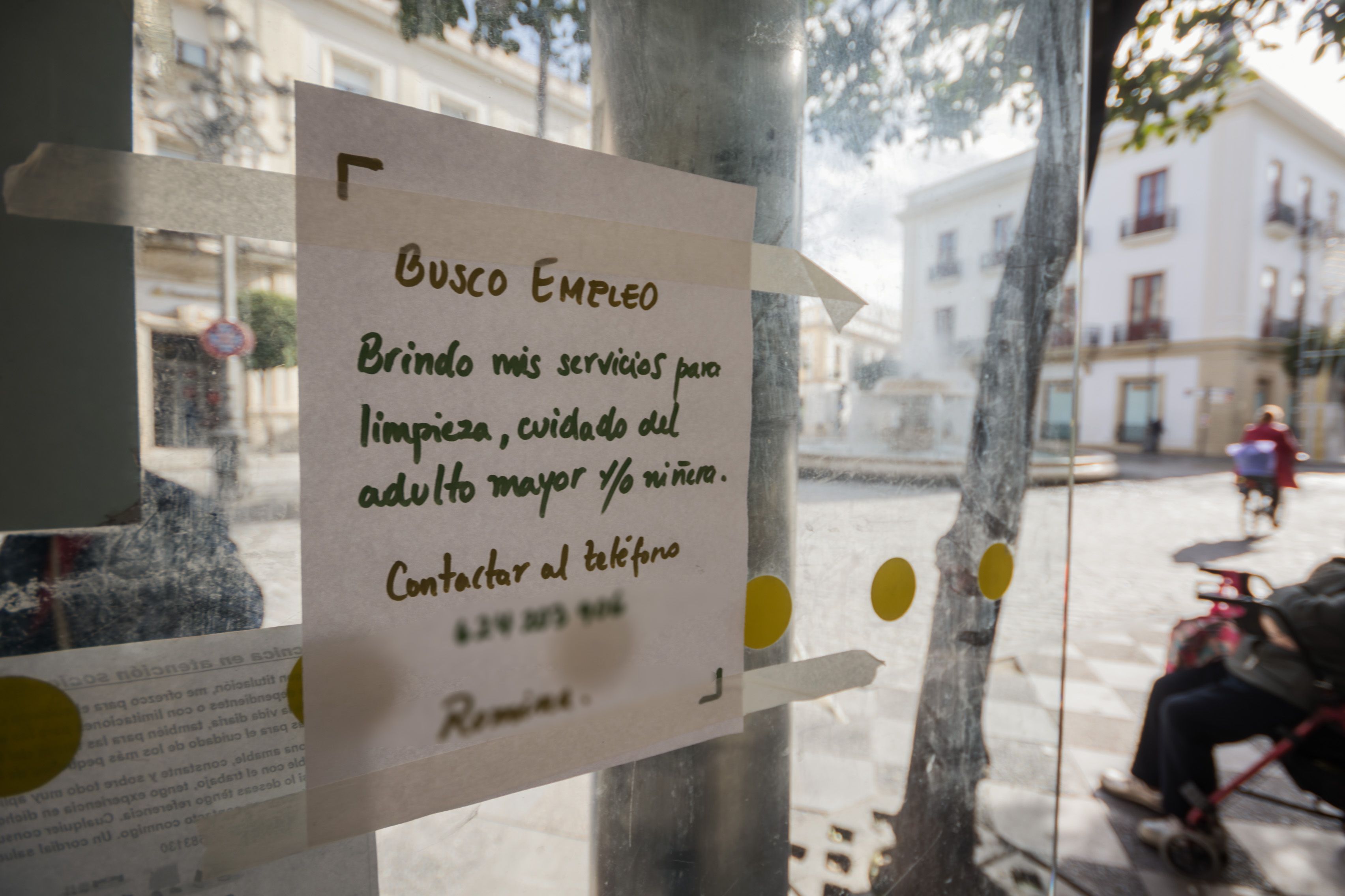 Un cartel con una demanda de empleo, en una imagen reciente. 