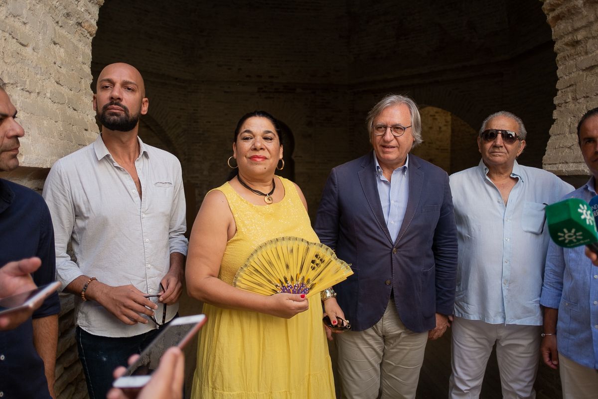 El teniente de alcaldesa Francisco Camas con La Macanita, durante la presentación del últimos Viernes Flamenco. FOTO: MANU GARCÍA