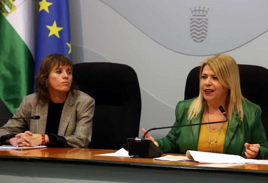 La alcaldesa de Jerez, Mamen Sánchez, y la teniente de alcaldesa Laura Álvarez, en rueda de prensa.