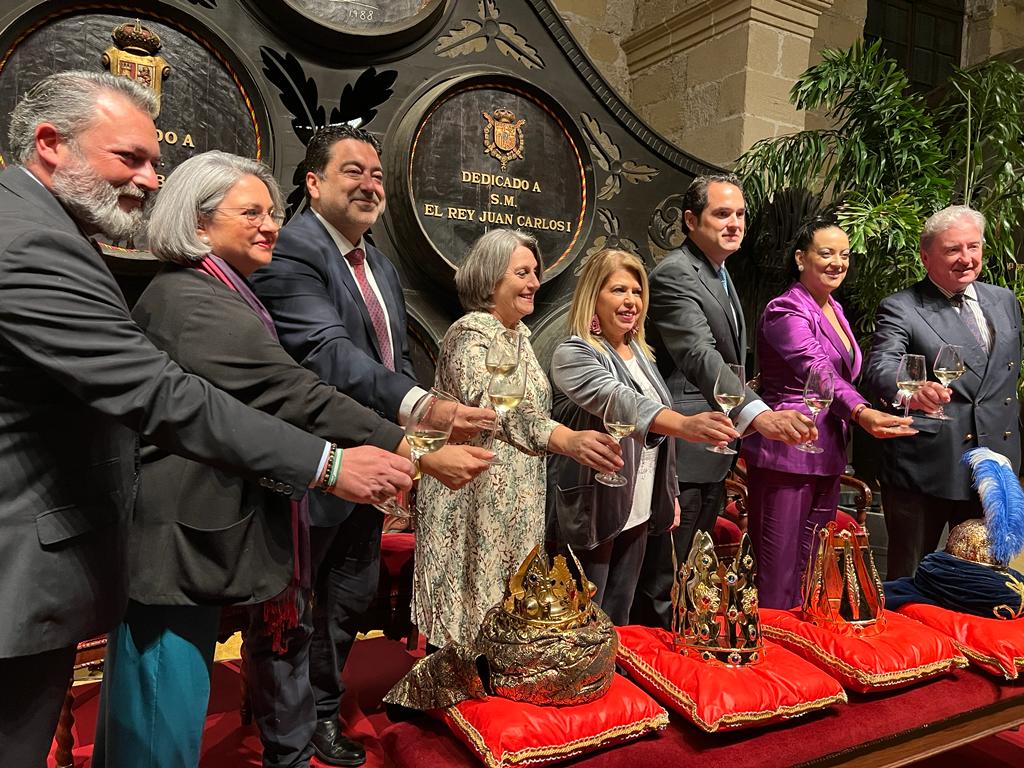 Acto de presentación de los Reyes Magos, la presidenta del colectivo la segunda or la izquierda, y la cartera Real 2022.