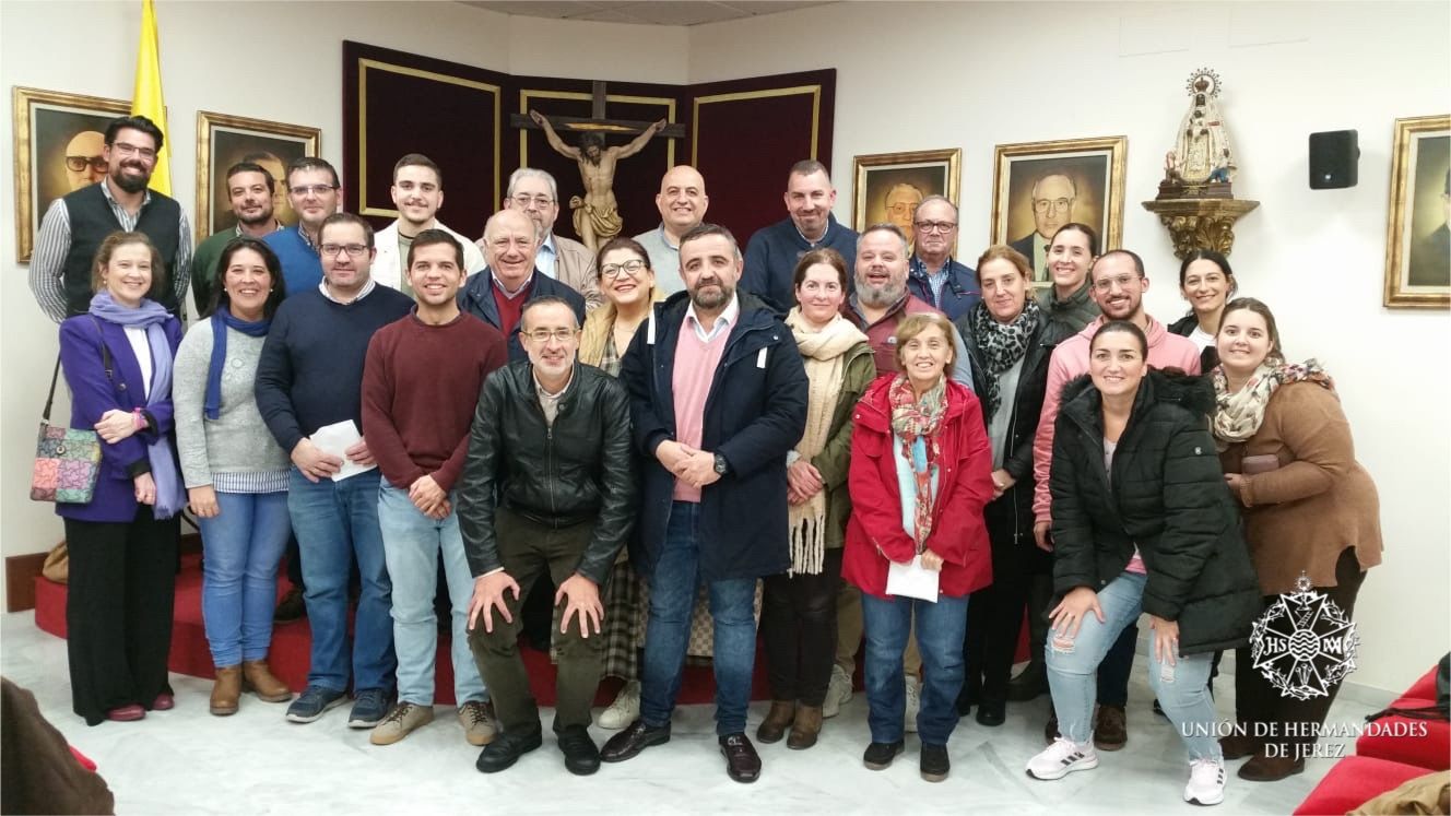 Delegados y delegadas de Caridad de las cofradías de Jerez junto a consejeros de la Unión de Hermandades coordinando las ayudas.