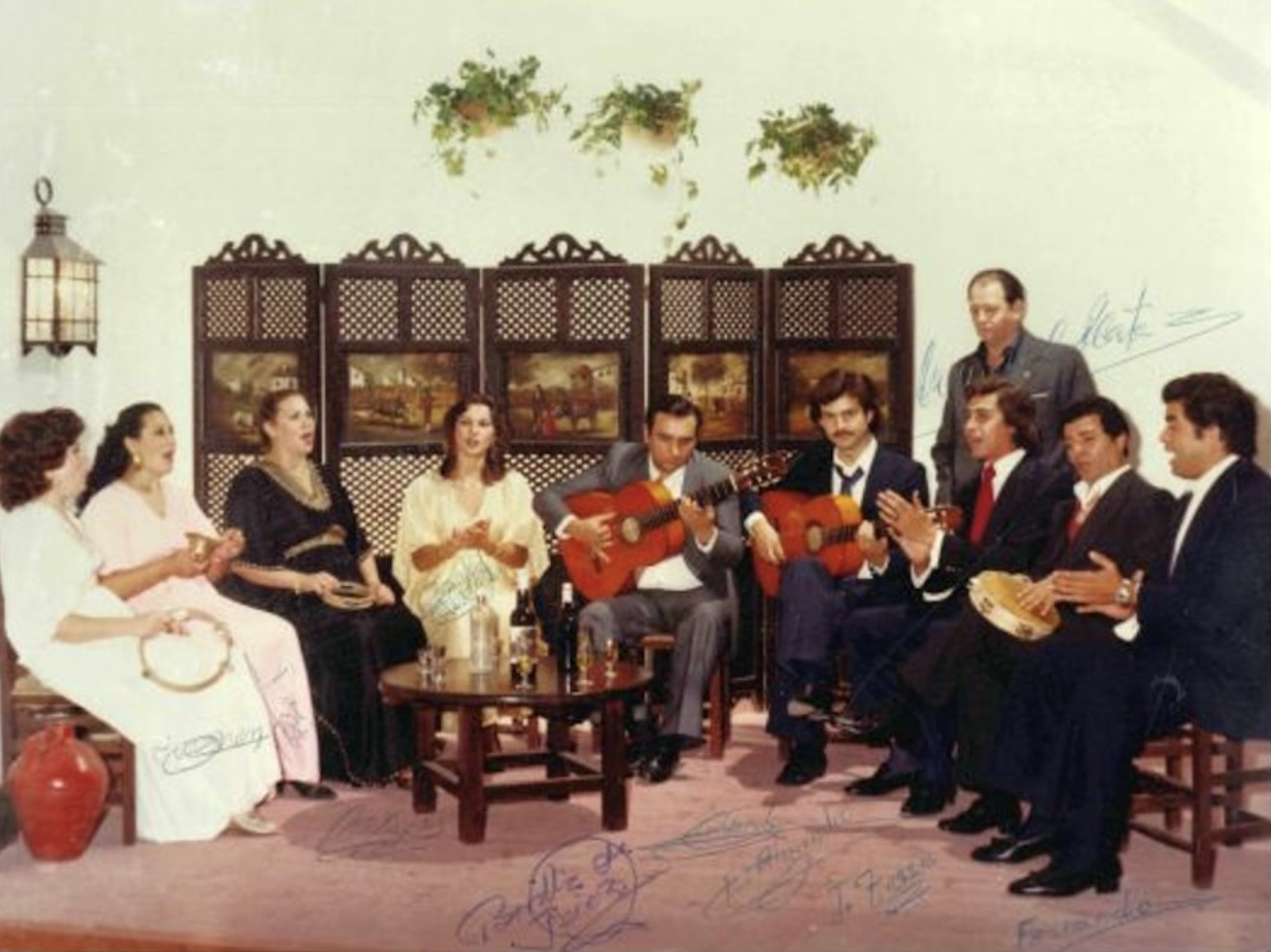 Año 1982, el coro de la Cátedra de Flamencología dirigido por Parrilla grabando el primer disco.