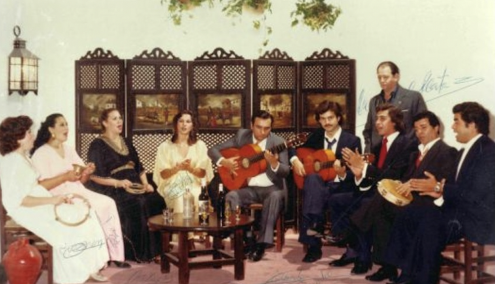 Año 1982, el coro de la Cátedra de Flamencología dirigido por Parrilla grabando el primer disco.