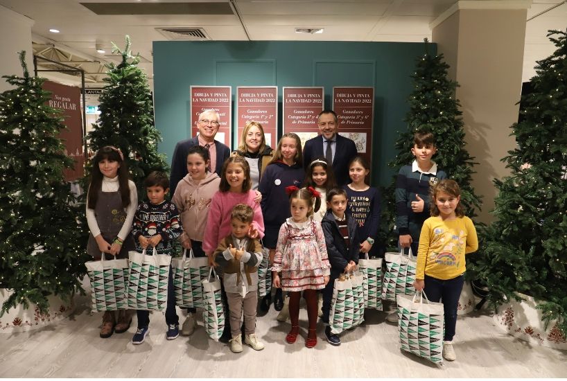 Los niños premiados en el concurso de tarjetas navideñas.