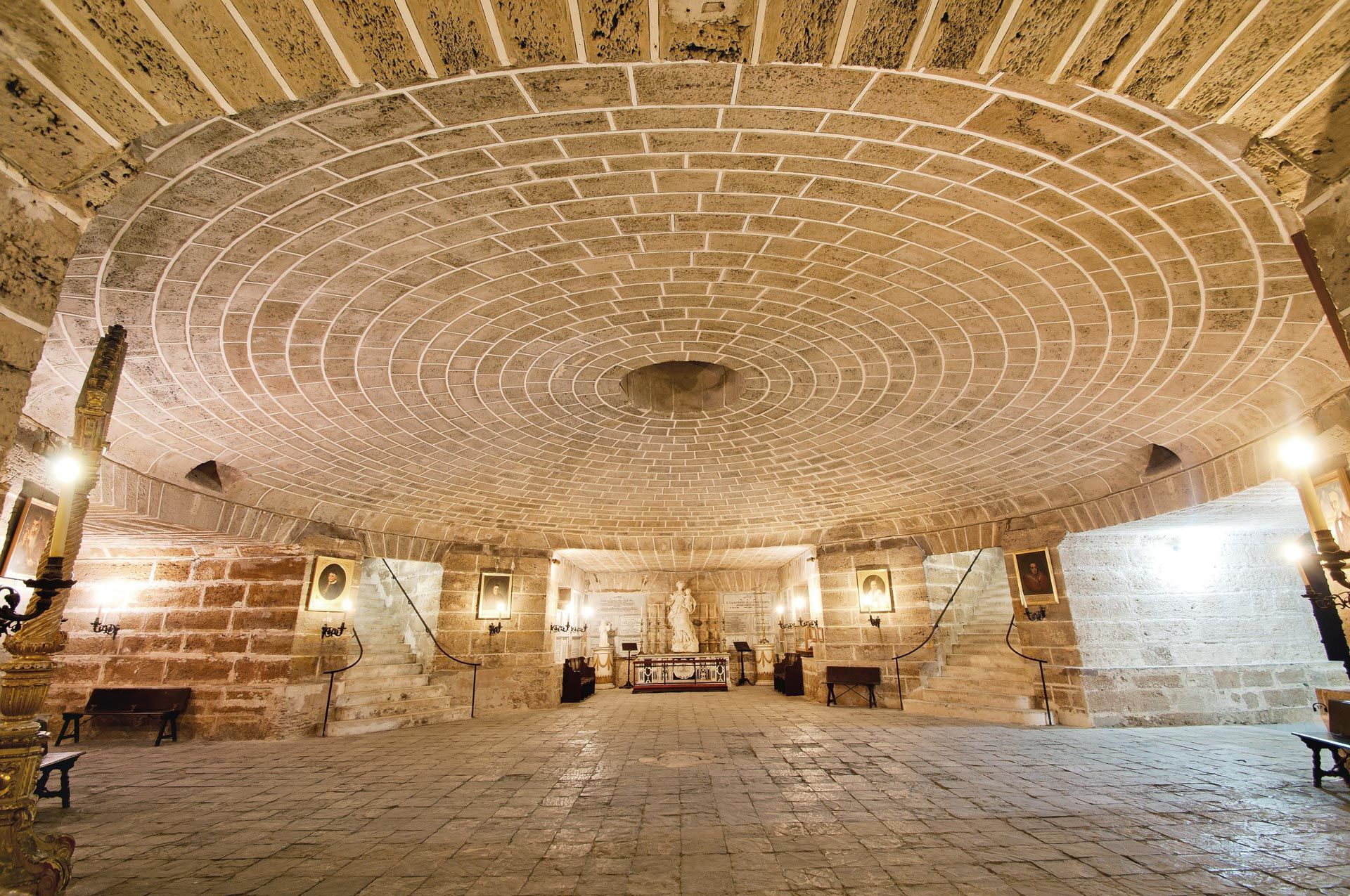 290 años de la cripta bajo el mar de la Catedral de Cádiz: en sus muros suenan las olas.