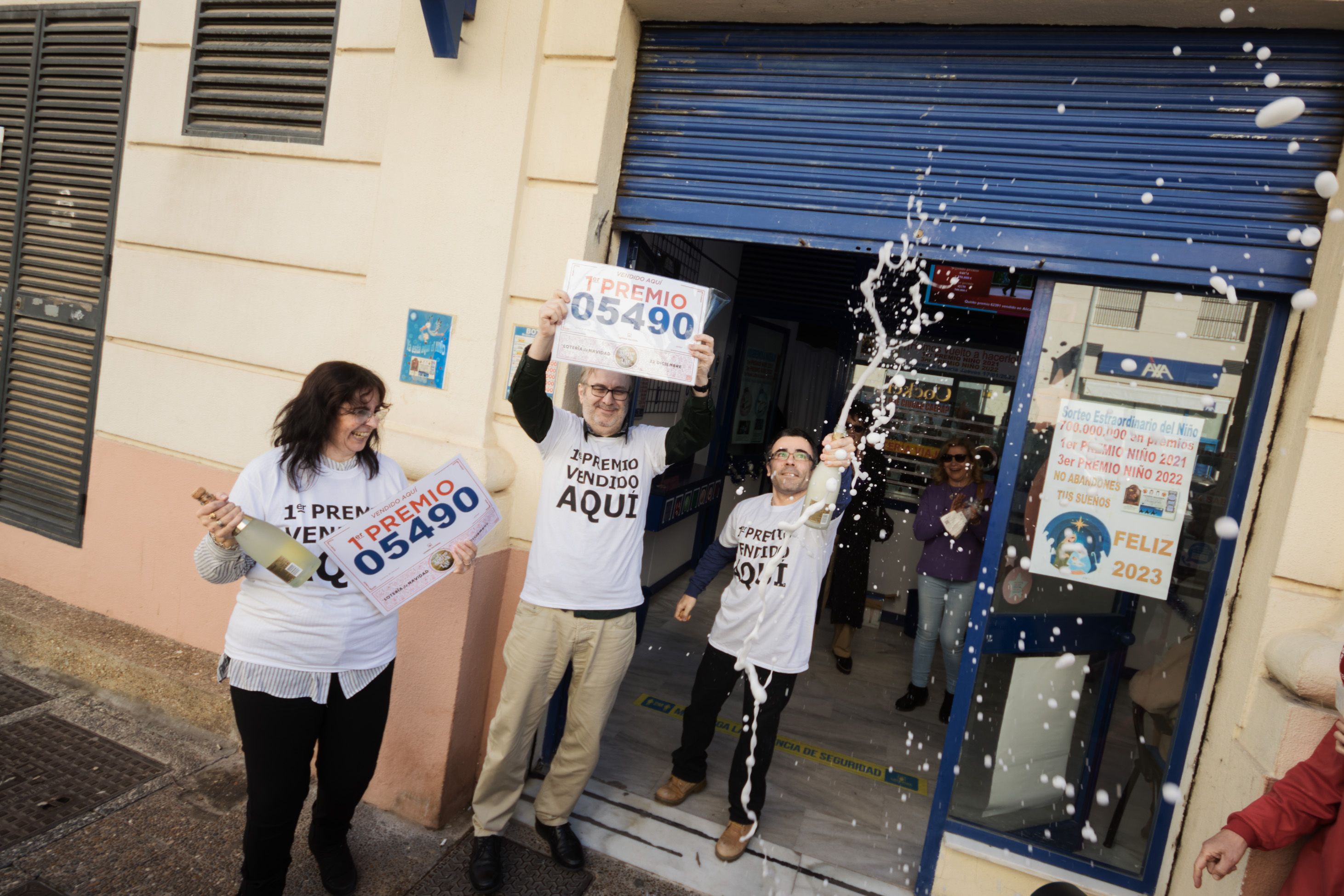 Una administración de Loterías de Jerez celebrando un premio del 'Gordo' de Navidad el pasado año.