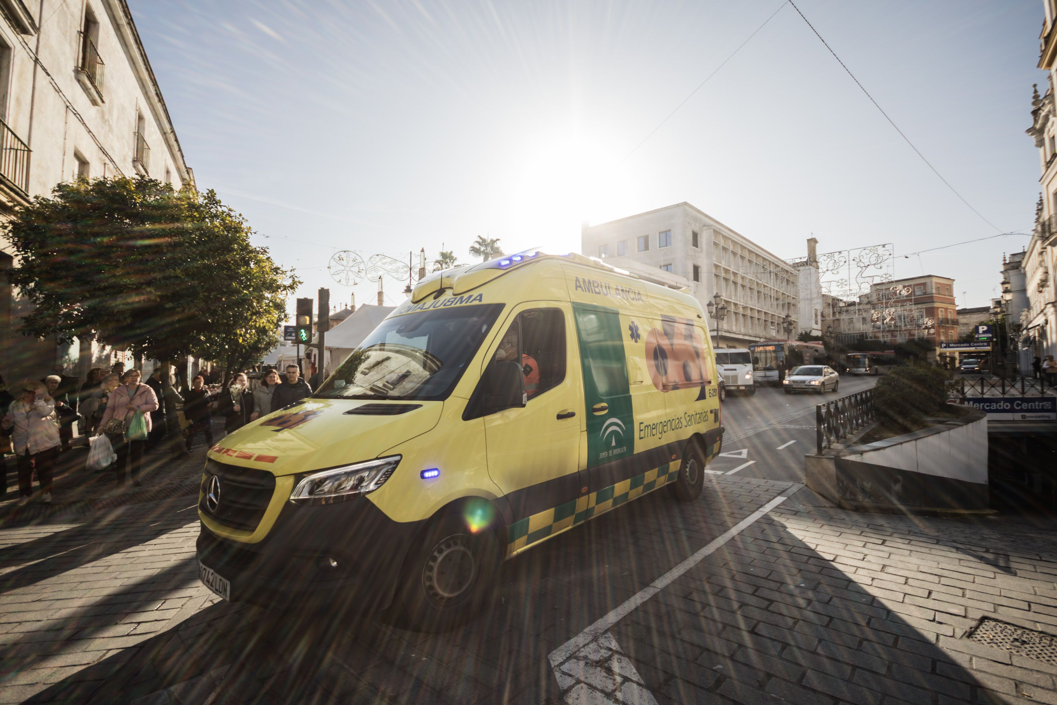 Ambulancia del 061 por el centro de Jerez.