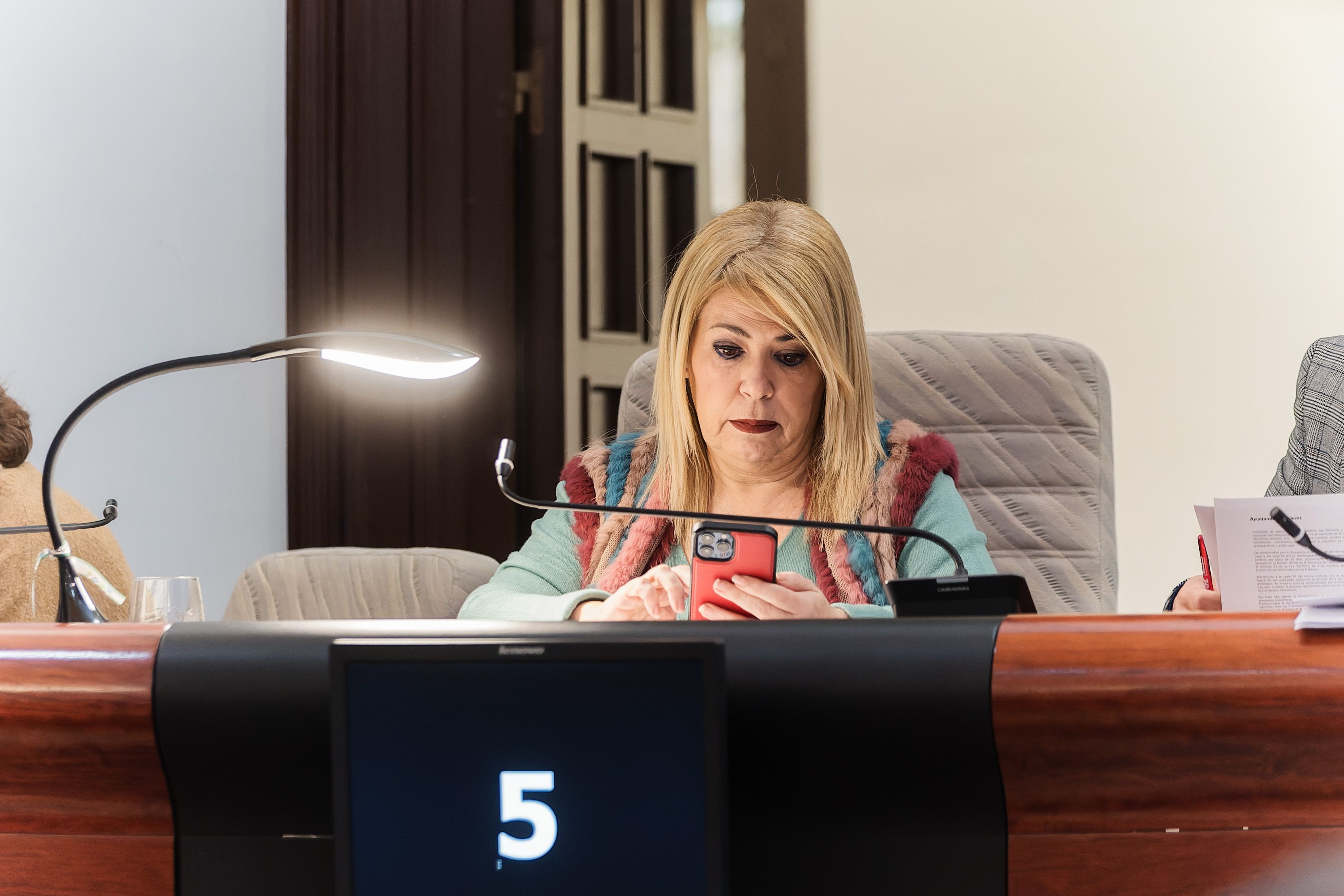 Mamen Sánchez, en el pasado pleno de diciembre en el Ayuntamiento de Jerez, consulta su móvil.