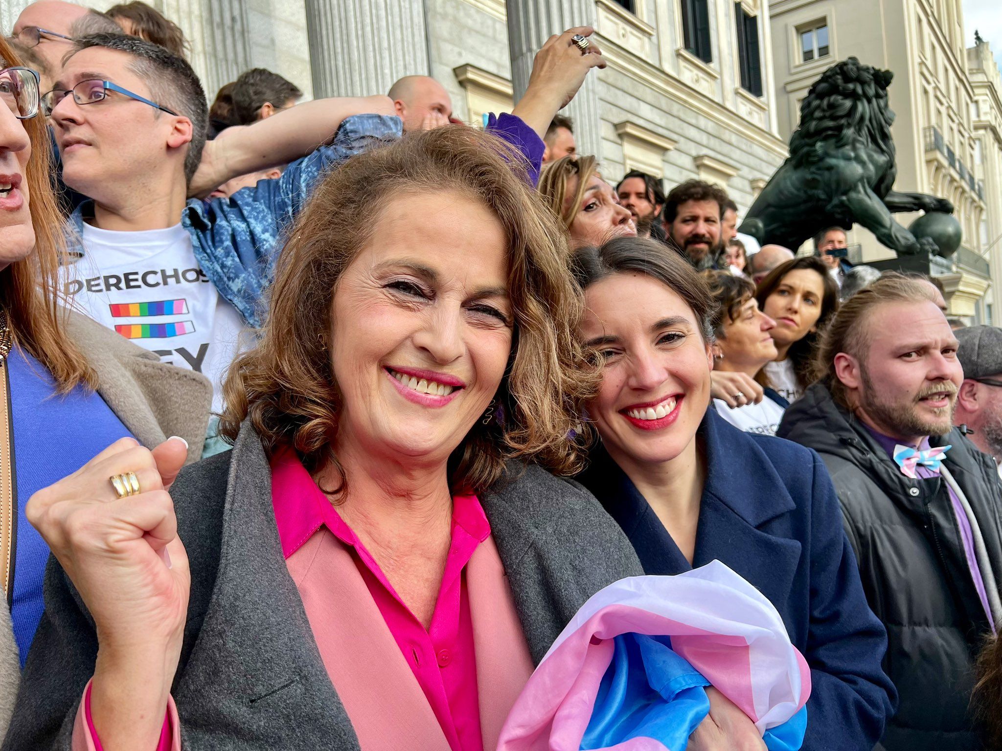 Carla Antonelli con Irene Montero, ministra de Igualdad, tras aprobarse la Ley Trans.
