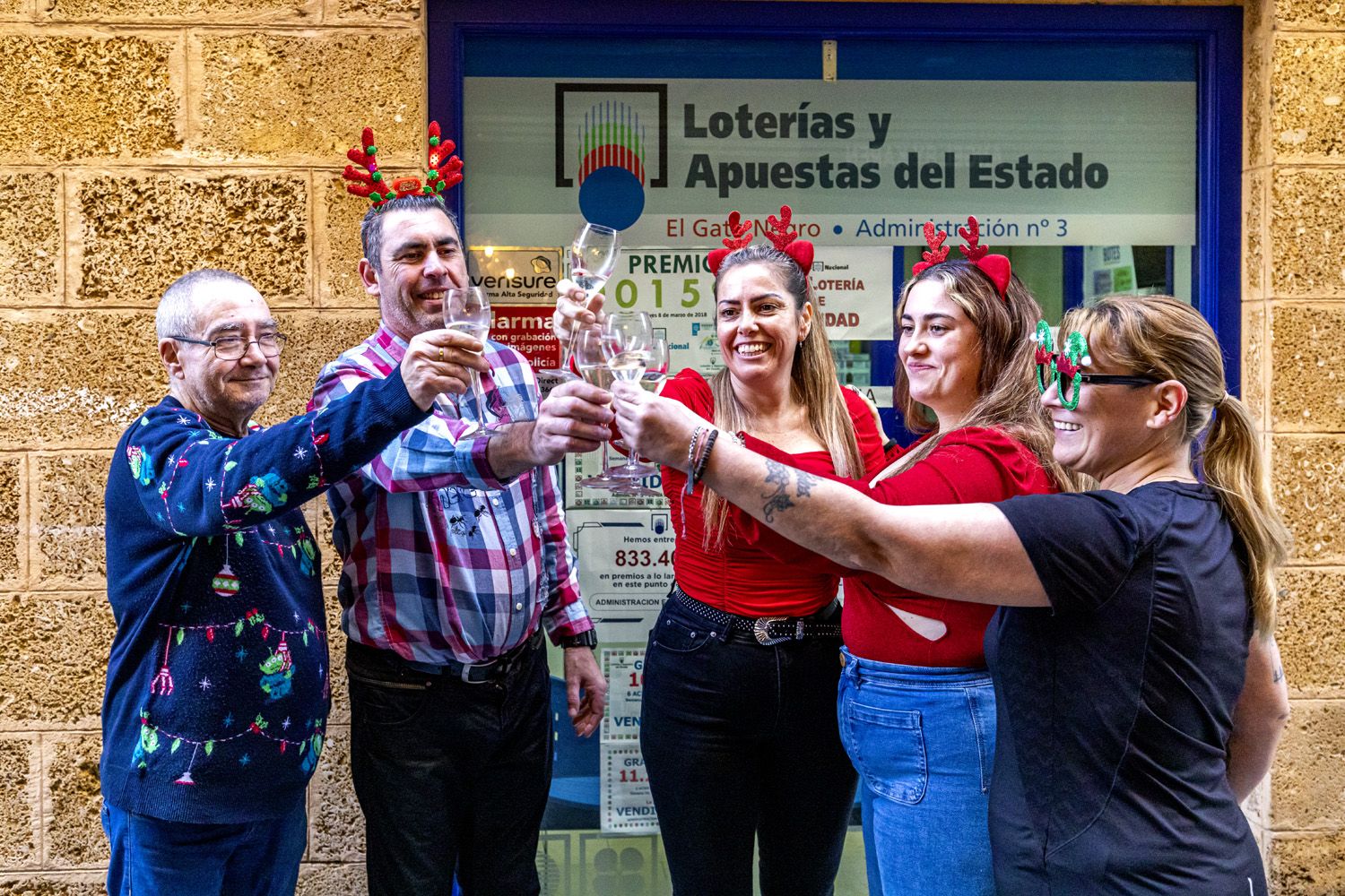 Celebración de un premio de la lotería de Navidad. 