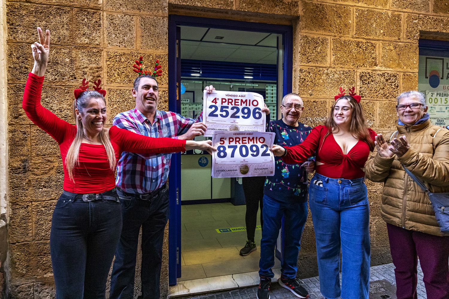 Vendedores de la administración de Cádiz que vendió el cuarto y quinto premio de la Lotería de Navidad.