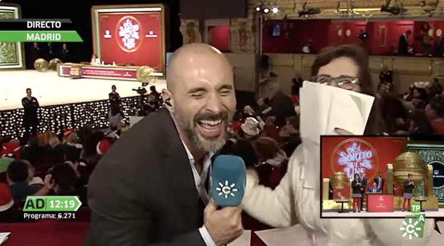 El reportero de Canal Sur, Sergio Morante, con Cati, la vecina premiada.