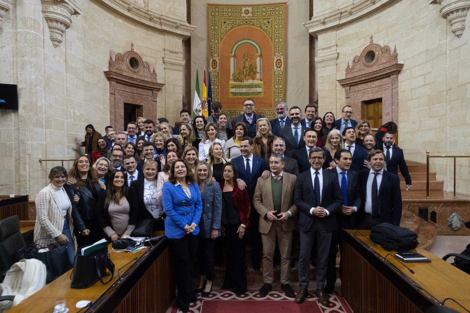 Foto de familia del grupo del PP en el Parlamento, con el presidente Juanma Moreno a la cabeza, este jueves tras la aprobación del Presupuesto de la Junta para 2023.
