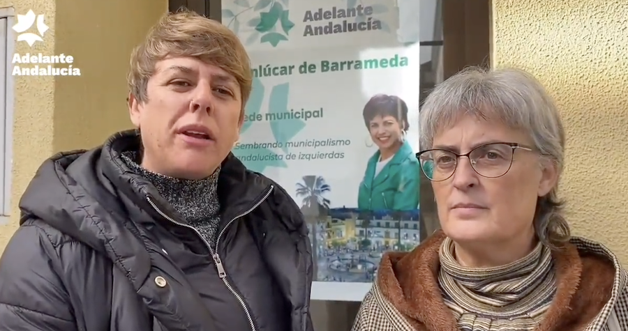 Miembros de Adelante Sanlúcar, delante de su sede.