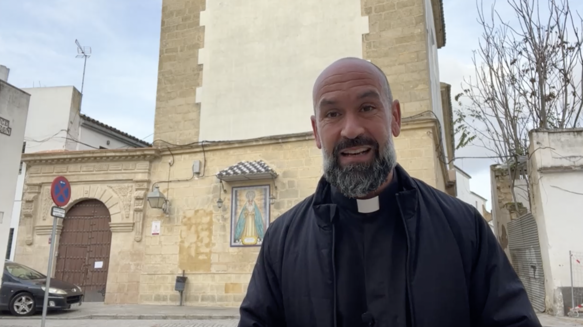 El sacerdote, en el vídeo que ha difundido, ante el convento de Santa Rita.