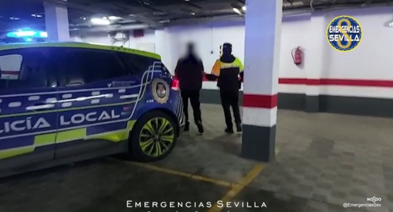 El conductor que mató a un joven en Sevilla, tras su detención.