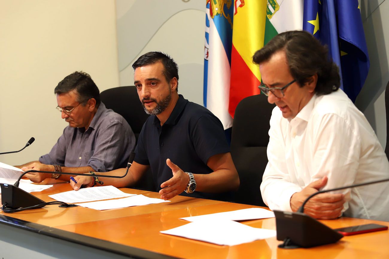 El teniente de alcaldesa José Antonio Díaz, con los arquitectos municipales Benito García Morán y Ramón González de la Peña, en rueda de prensa.