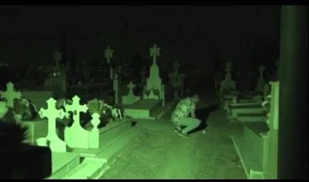Un momento de la grabación del grupo investigador en el cementerio de Lora del Río.