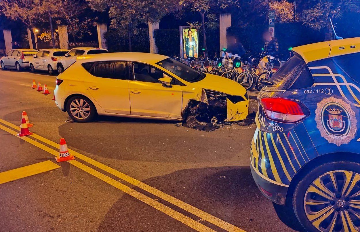 Estado del coche tras el accidente contra la estación de bicis en Sevilla.