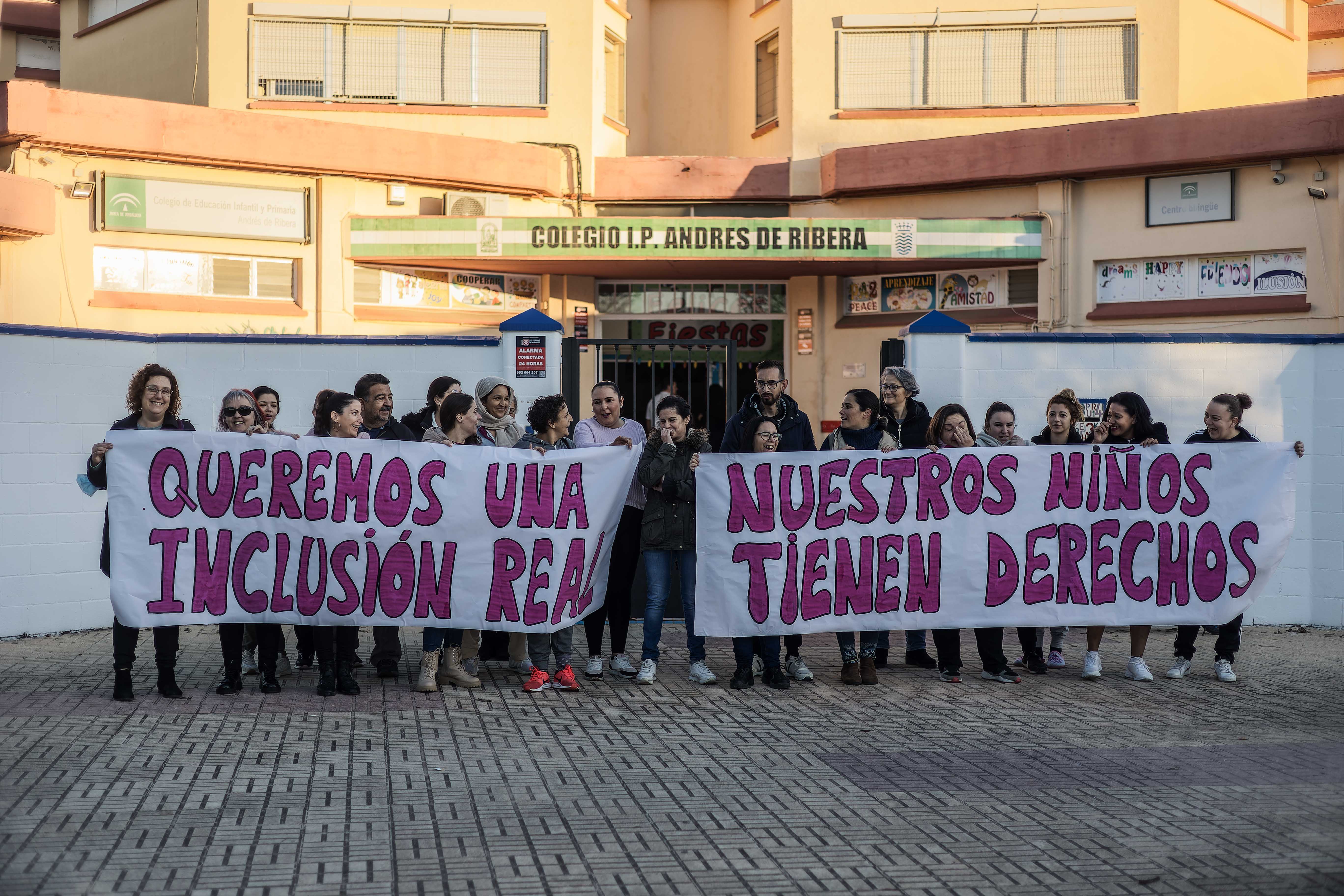 Padres y madres de alumnos con necesidades especiales protestan ante el colegio Andrés de Rivera de Jerez.