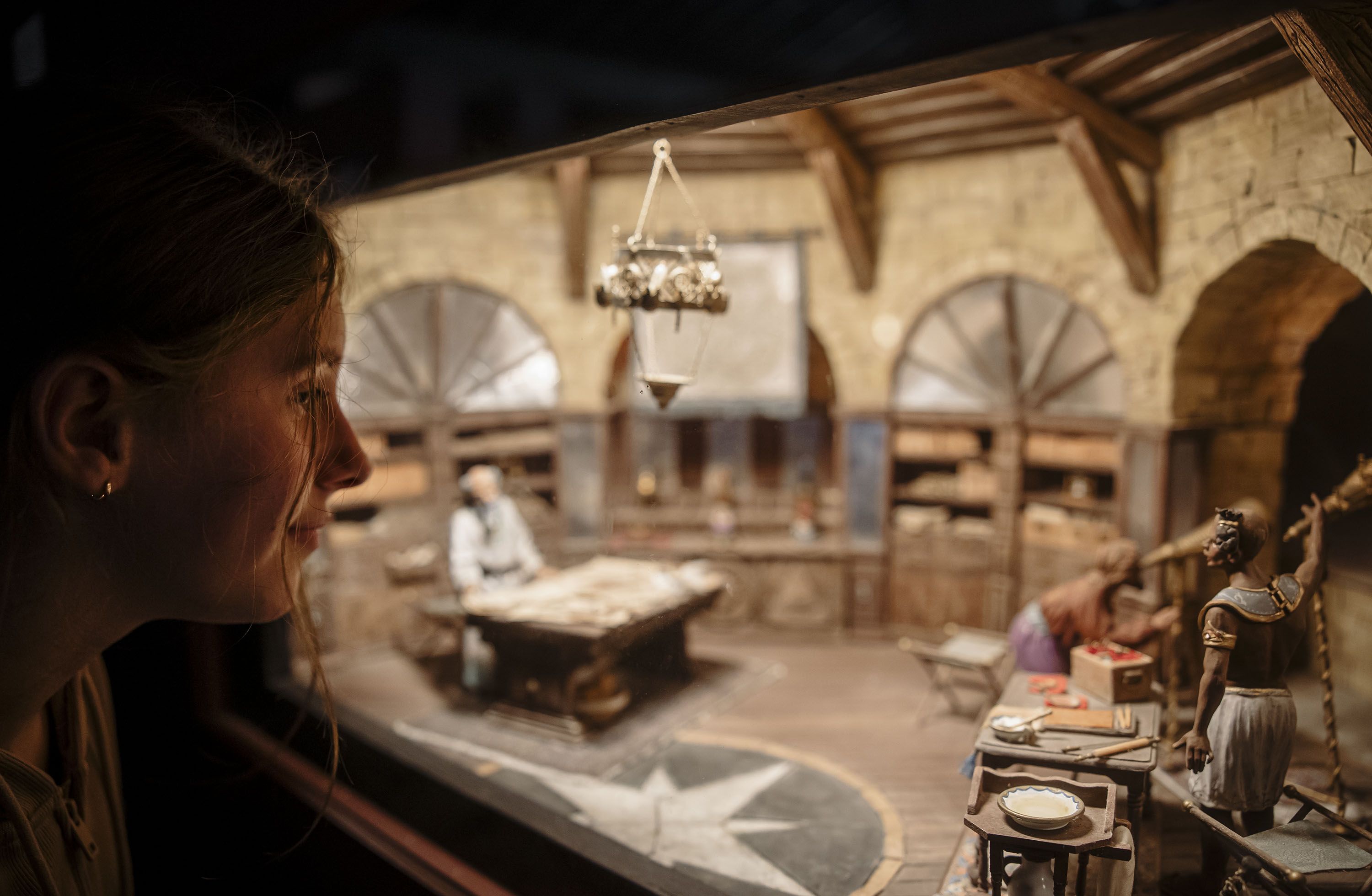 El Museo del Belén de Jerez, once años exponiendo lo mejor de este arte. En la imagen, una visitante ante un diorama instalado en el Museo.