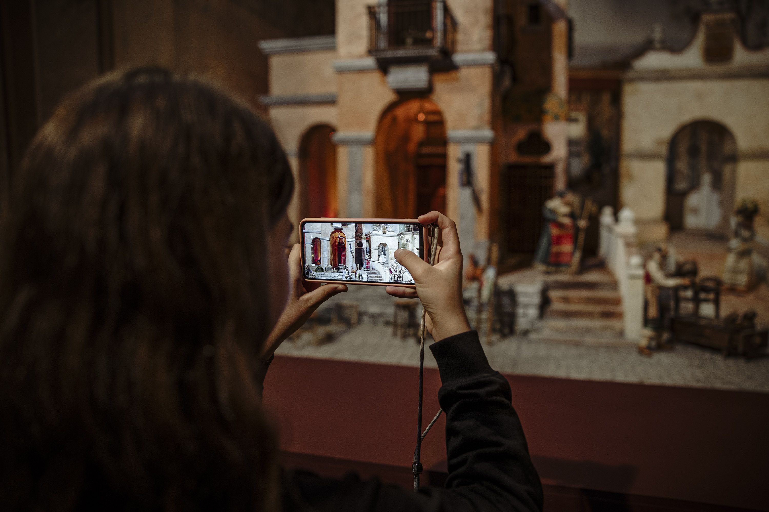 Una joven realiza una fotografía en el Museo del Belén de Jerez.