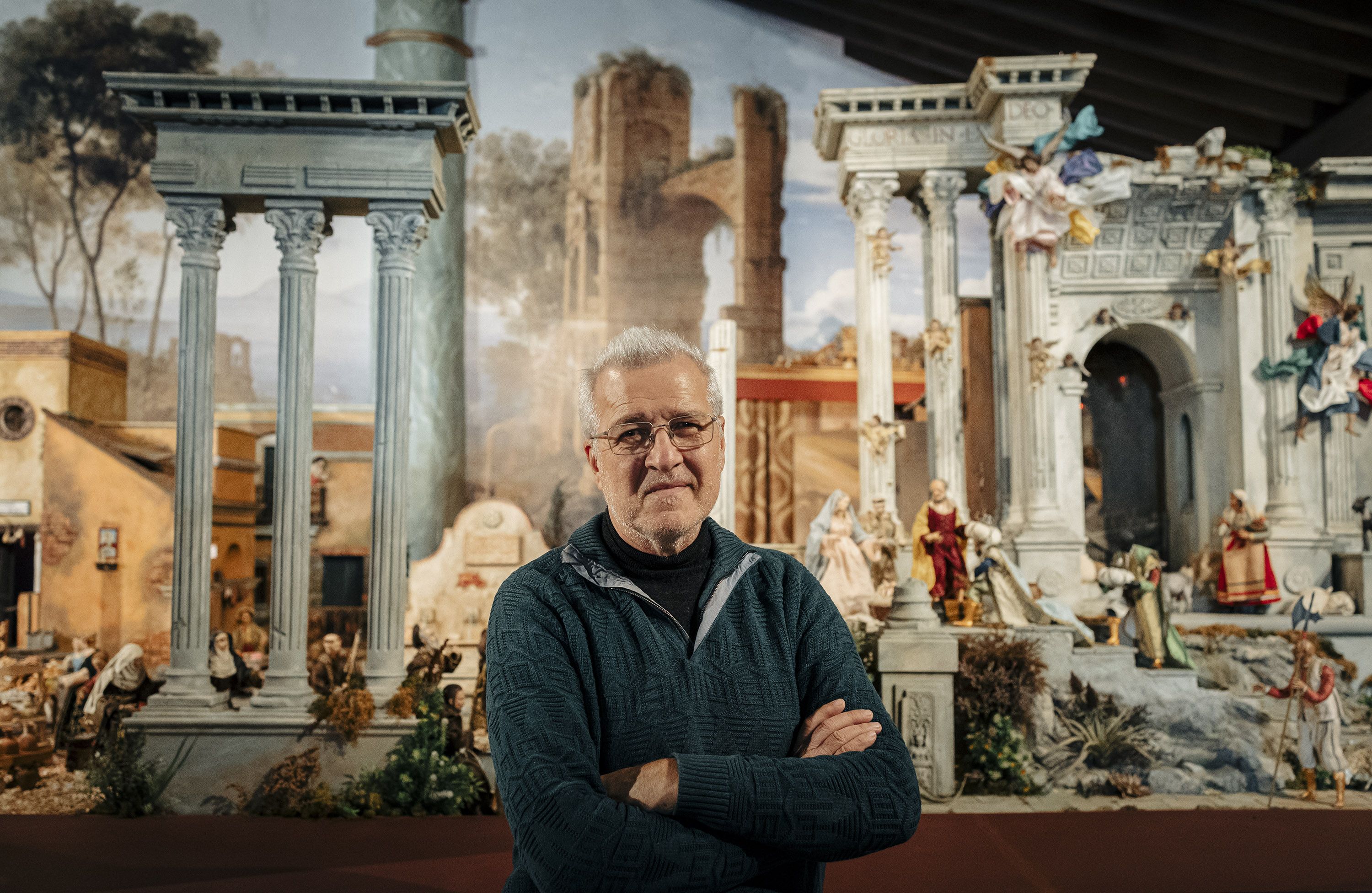 El presidente de los belenistas jerezanos, Ramón Garcia, ante el Belén napolitano. ESTEBAN