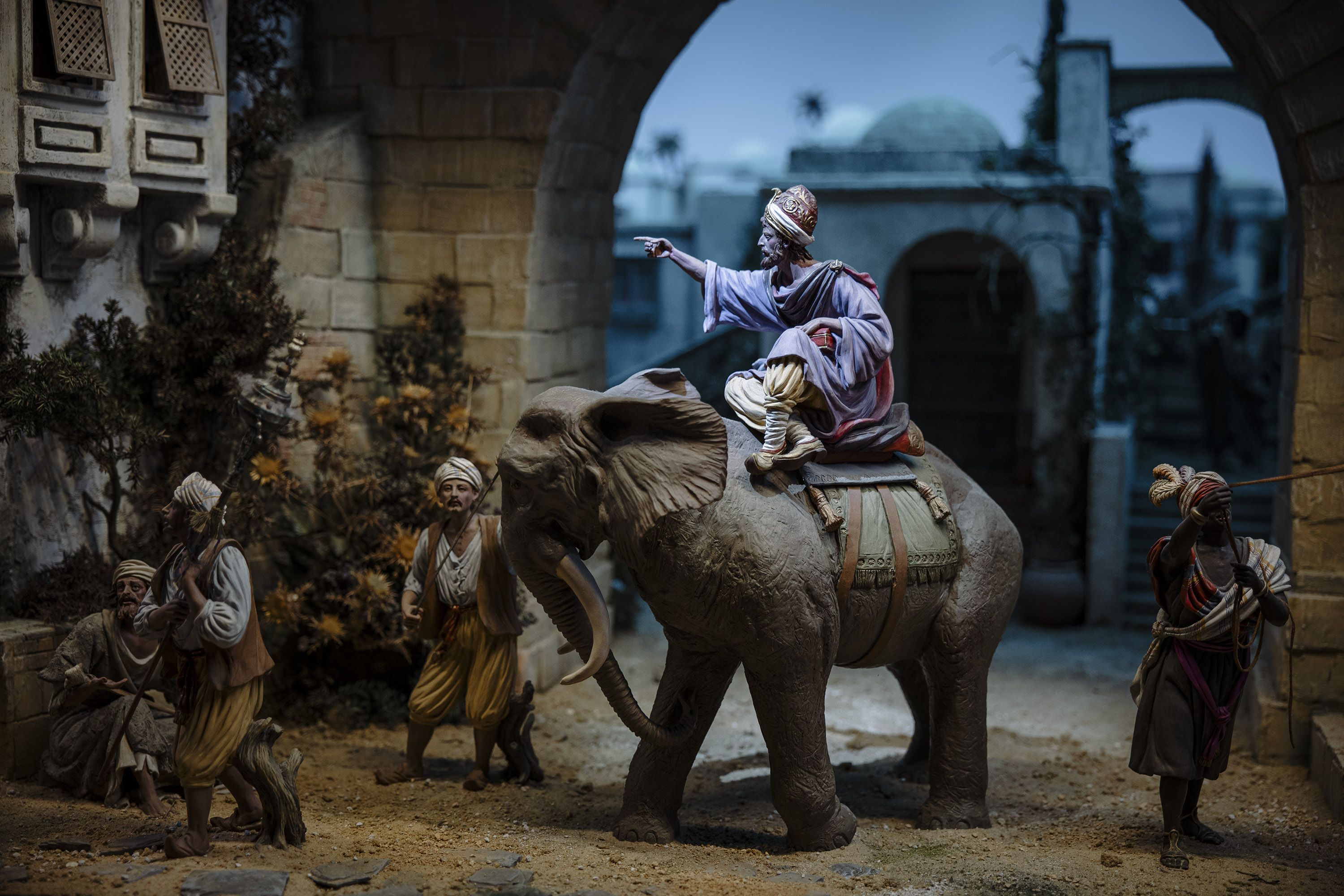 El rey Baltasar subido en un gran elefante en la escena de los Reyes Magos en el monumental. 