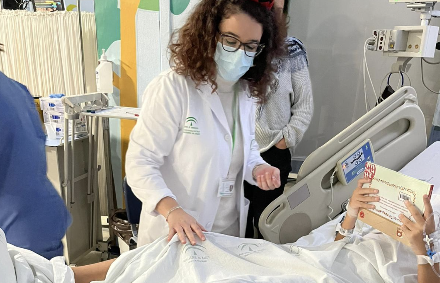 Virginia Gil, la enfermera del Puerta del Mar de Cádiz que regala sus libros a niños ingresados.